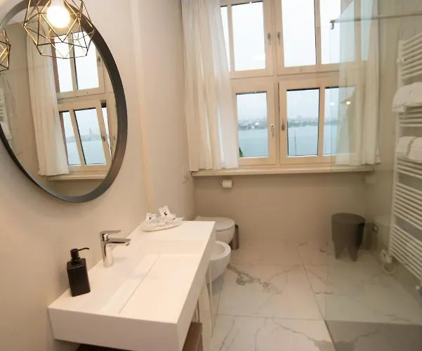 Little Marina - East Side - Front Apartment *