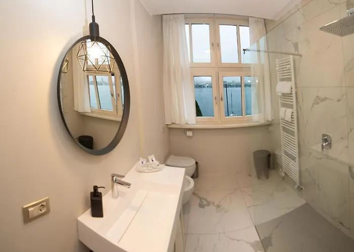 Little Marina - East Side - Front Apartment *