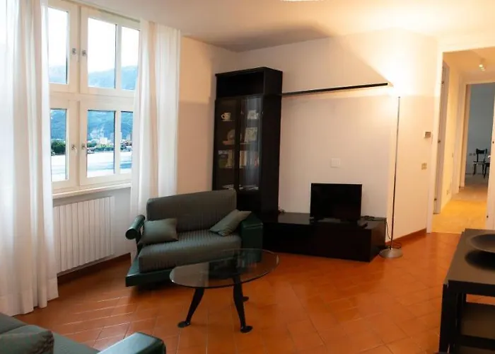 Little Marina - East Side - Front Apartment *