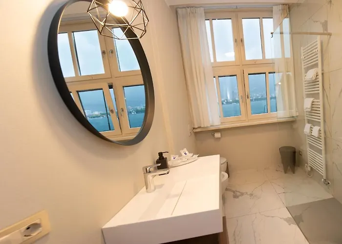 Little Marina - East Side - Front Apartment *